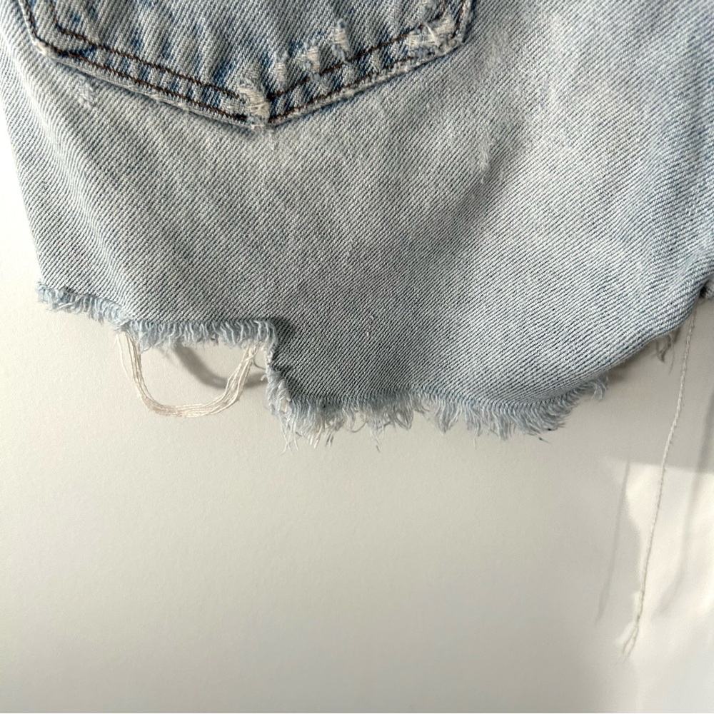 Levi's Women's Vintage Light Wash Shorts in Size‎ 31 - Picture 9 of 11